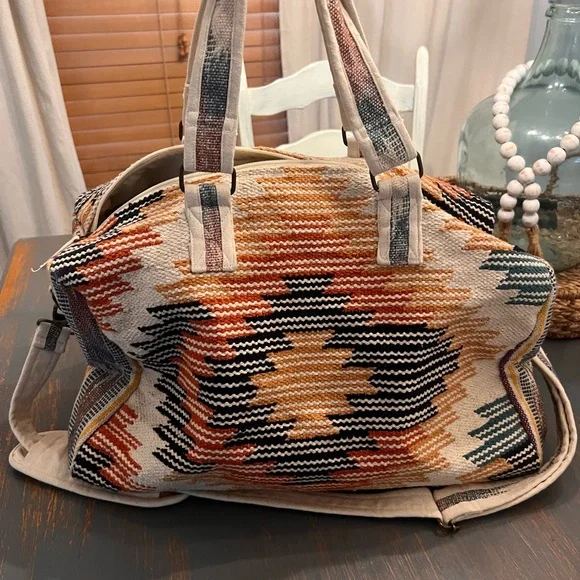 NWOT Stylish Multicolor Aztec Patterned Tapestry Overnight Bag - Picture 4 of 7